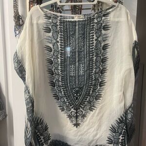 Chic Black and White Patterned blousy top